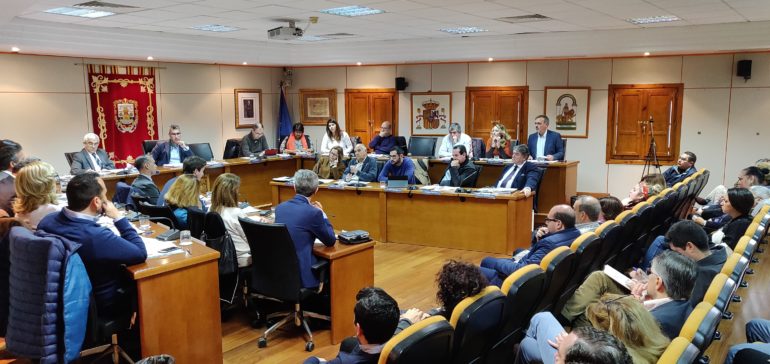 El pleno aprueba por unanimidad una moción a través de la cual el Ayuntamiento se compromete a continuar con las actuales medidas de asistencia y apoyo a la comunidad británica residente
