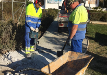 También han procedido a la revisión y sustitución del alumbrado público de la pista deportiva, entre otras actuaciones