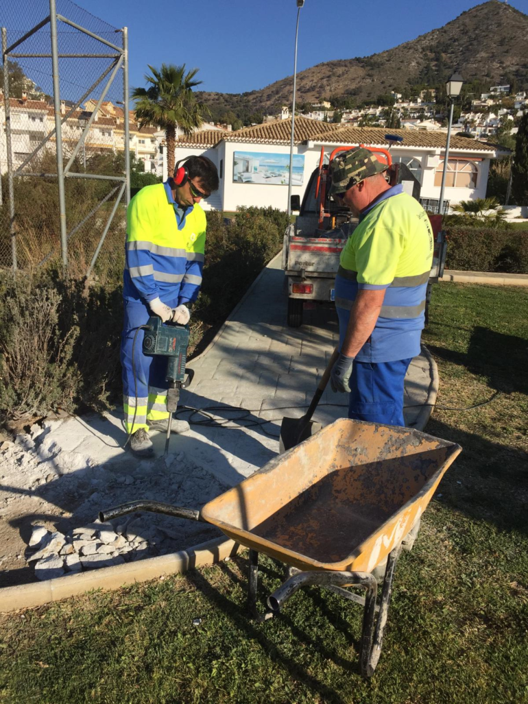 También han procedido a la revisión y sustitución del alumbrado público de la pista deportiva, entre otras actuaciones