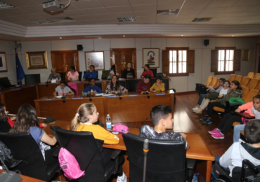 Los alumnos que han participado en el pleno han preguntado al alcalde sobre las políticas impulsadas por el Ayuntamiento en materia medioambiental