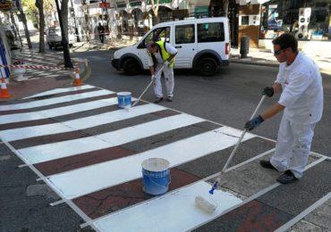 Además, también se ha procedido al repintado de los pasos de peatones de la avenida Juan Luis Peralta en Benalmádena Pueblo