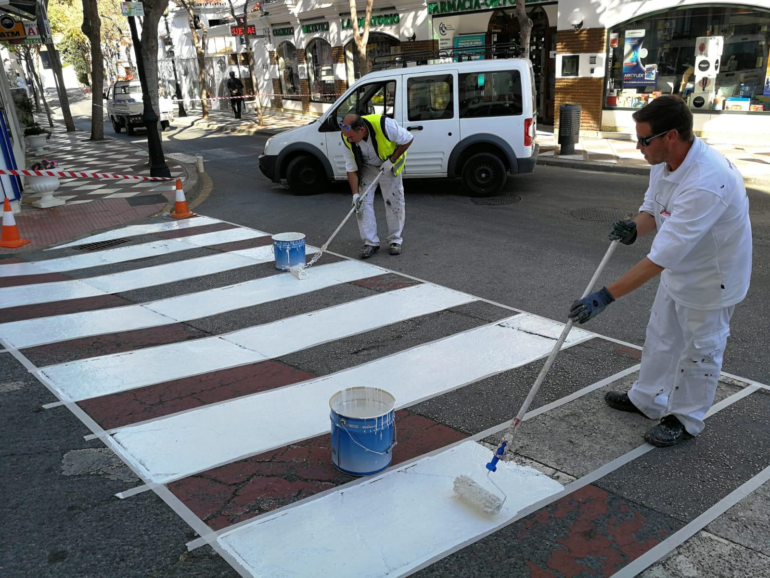 Además, también se ha procedido al repintado de los pasos de peatones de la avenida Juan Luis Peralta en Benalmádena Pueblo
