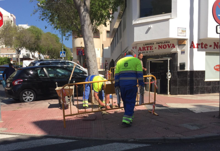 También se ha efectuado el arreglo del acerado en la avenida Salvador Vicente