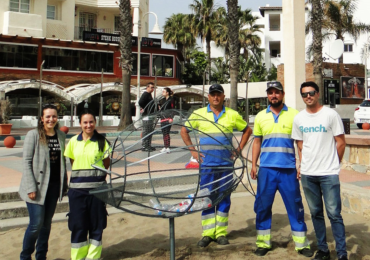 “Hemos querido plasmar que el plástico en nuestros mares no es alimento para los peces”, ha explicado la edil de Playas, Encarnación Cortés