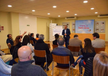 El trámite para solicitar un puesto en el futuro mercado de Abastos o la nueva imagen unitaria que se quiere dar a las terrazas fueron otras de las cuestiones debatidas durante el encuentro