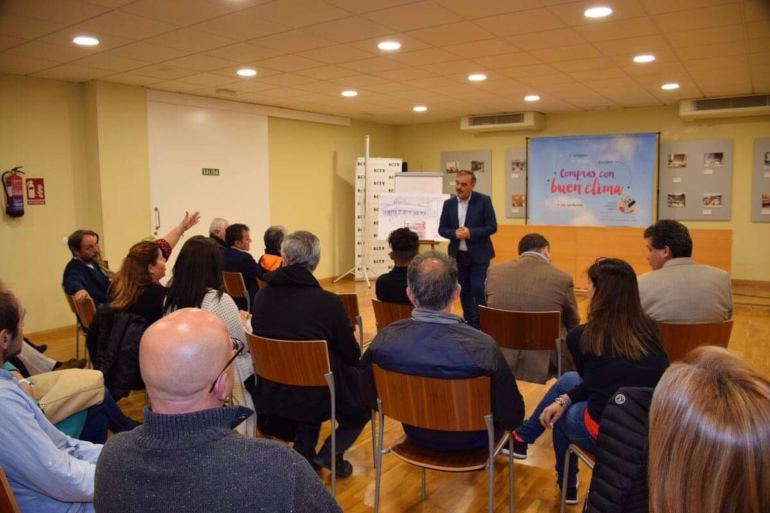 El trámite para solicitar un puesto en el futuro mercado de Abastos o la nueva imagen unitaria que se quiere dar a las terrazas fueron otras de las cuestiones debatidas durante el encuentro