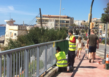 Por otra parte, también están pintando la barandilla de la avenida del Sol, concretamente la zona situada entre Carvajal y Torremuelle