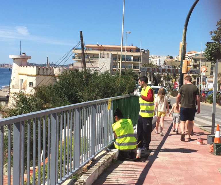 Por otra parte, también están pintando la barandilla de la avenida del Sol, concretamente la zona situada entre Carvajal y Torremuelle