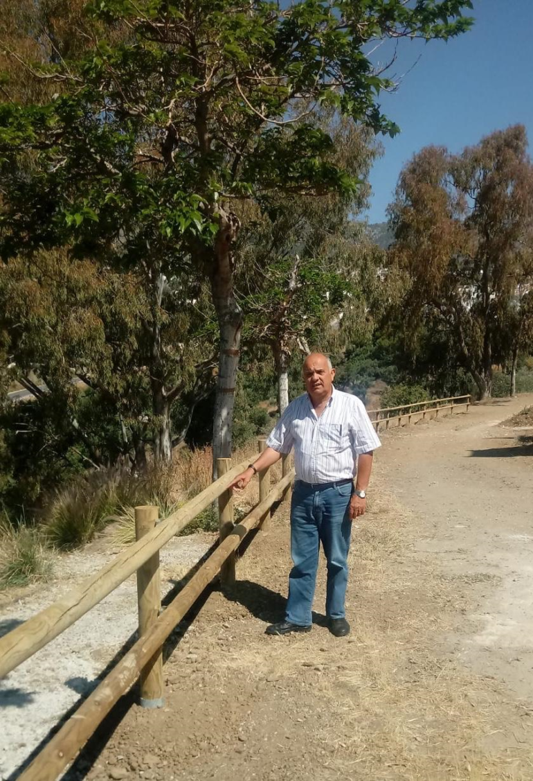 Al objeto de evitar caídas por el terraplén que hay junto a la ermita, se ha procedido a instalar una valla de madera tipo tejana, de aproximadamente 80 metros