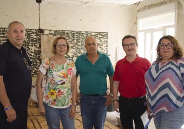 “Dos carpinteros y un operario llevan ya 15 días trabajando en el edificio,
en concreto realizando mejoras en seis aulas, instalando 150 metros de
zócalos de madera y alisando paredes”  Concejal de
Servicios Operativos, Salvador Rodríguez.