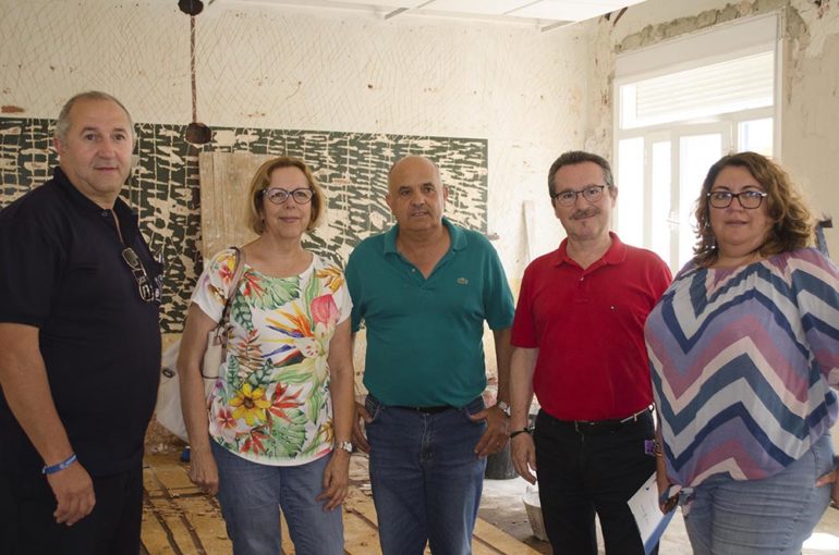 “Dos carpinteros y un operario llevan ya 15 días trabajando en el edificio,
en concreto realizando mejoras en seis aulas, instalando 150 metros de
zócalos de madera y alisando paredes”  Concejal de
Servicios Operativos, Salvador Rodríguez.