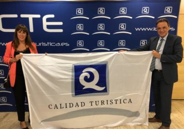 José Ortiz ha recogido la bandera acreditativa para las playas del municipio