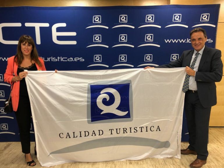 José Ortiz ha recogido la bandera acreditativa para las playas del municipio