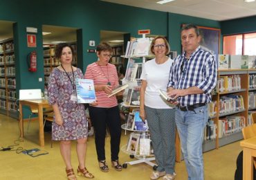 Elena Galán acompaña las nuevas propuestas de la Biblioteca Pública Arroyo de la Miel