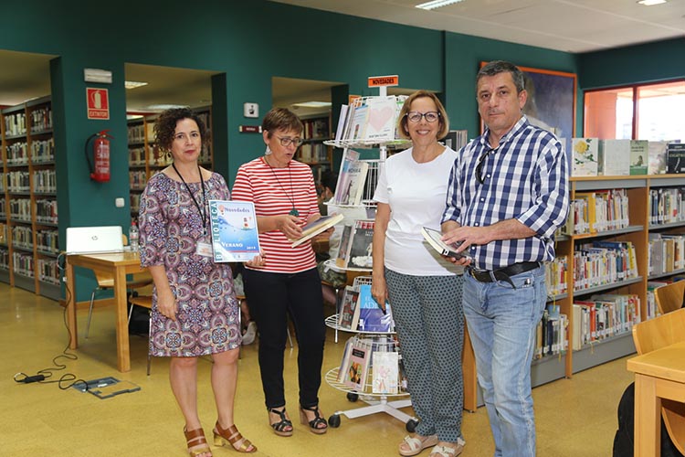 Elena Galán acompaña las nuevas propuestas de la Biblioteca Pública Arroyo de la Miel