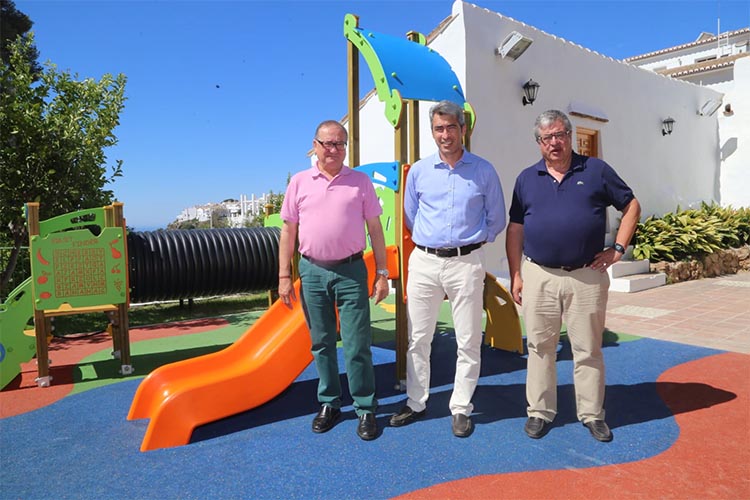 “Hemos construido este pequeño parque infantil para seguir dándole vida
a este entorno" Alcalde de Benalmádena, Víctor Navas