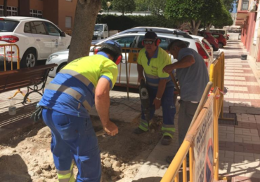 “Estamos realizando mejoras en el alumbrado público, además del arreglo de alcorques y repaso a la solería del acerado”, ha detallado el concejal de Servicios Operativos, Salvador Rodríguez
