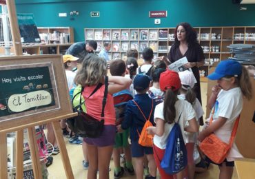 Las visitas guiadas a la biblioteca están orientadas a alumnos de Educación Infantil, Primaria, Secundaria, Bachillerato, Ciclos Formativos y otros colectivos de Benalmádena