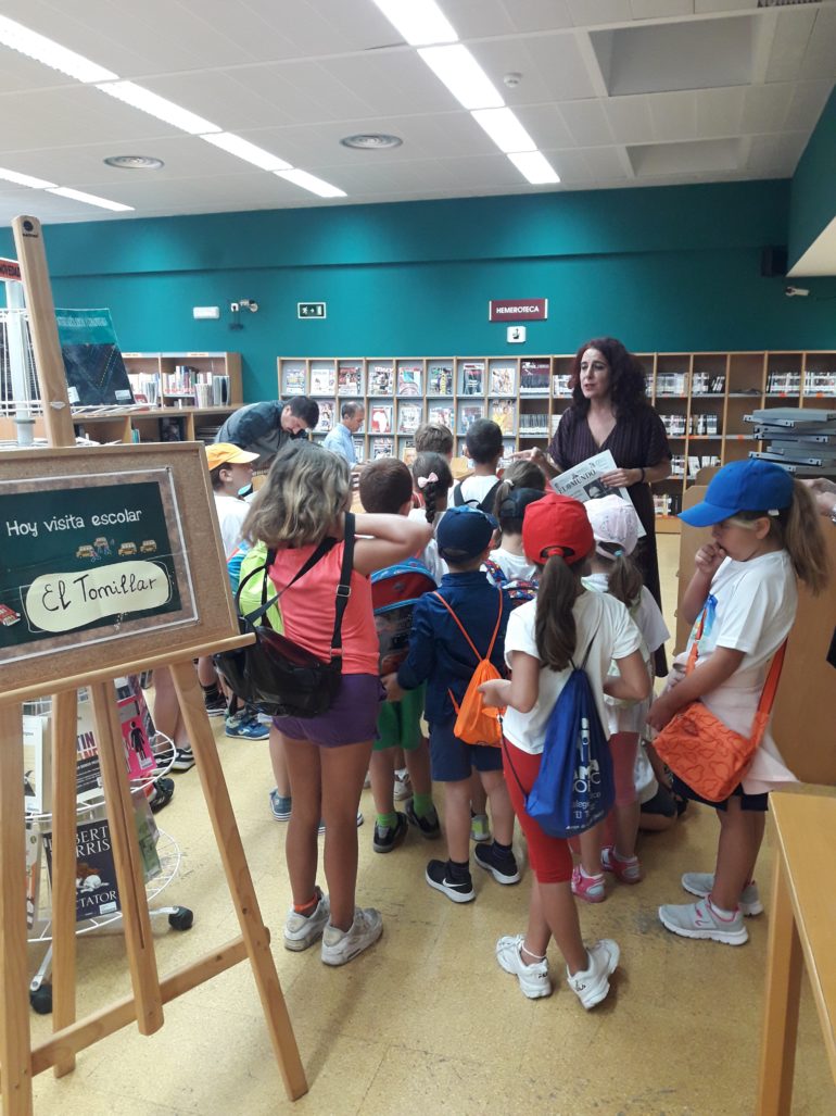 Las visitas guiadas a la biblioteca están orientadas a alumnos de Educación Infantil, Primaria, Secundaria, Bachillerato, Ciclos Formativos y otros colectivos de Benalmádena
