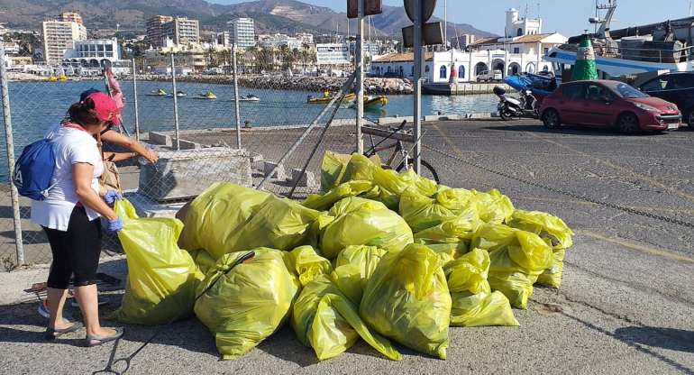 Los organizadores recogieron unos 500 kilos de residuos, sobre todo latas, botellas, cartón y papel, trapos y gran cantidad de poliexpán