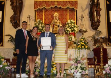 Mula posa con el pregonero de la Feria de Los Boliches, Félix García y sus hijos