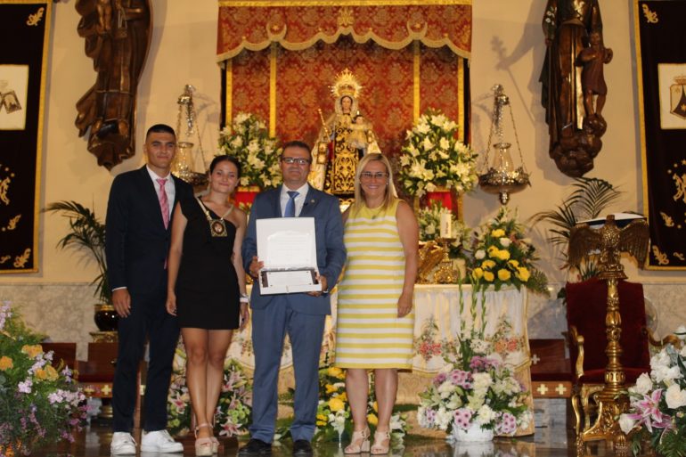 Mula posa con el pregonero de la Feria de Los Boliches, Félix García y sus hijos