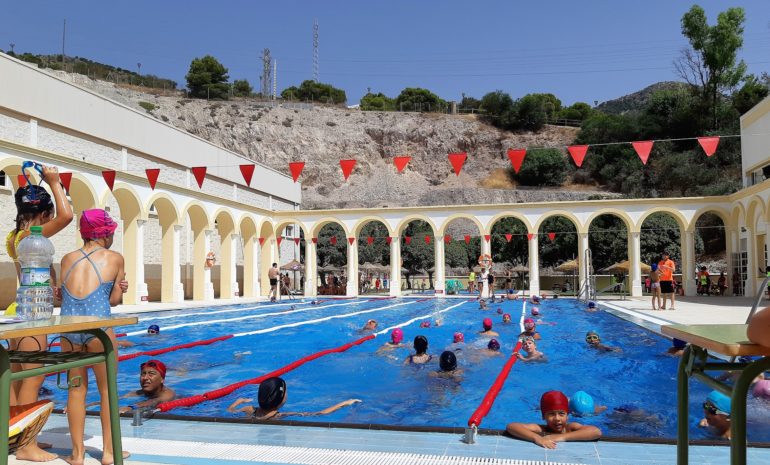 Esta prueba de natación es una de las referencias clásicas de las actividades acuáticas del programa deportivo del área de Deportes de Benalmádena