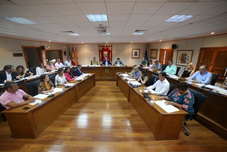 “Confiamos en que finalmente den el visto bueno a la parcela para la creación de este nuevo centro: desde nuestra llegada al gobierno municipal en 2015 hemos realizado un trabajo importante para la búsqueda y cesión de terrenos para que la Junta de Andalucía pueda afrontar la construcción de nuevas infraestructuras educativas en las mejores condiciones”, ha valorado la concejala de Educación, Elena Galán.