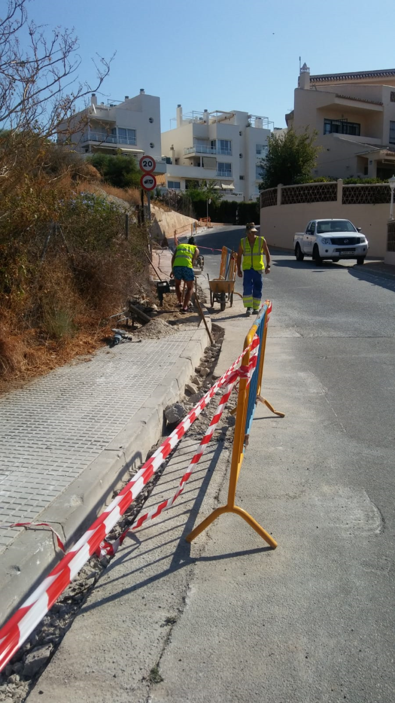 “En concreto, están trabajando en calle Bahía, en la urbanización Tanbello”, ha apuntado el concejal de Servicios Operativos, Salvador Rodríguez