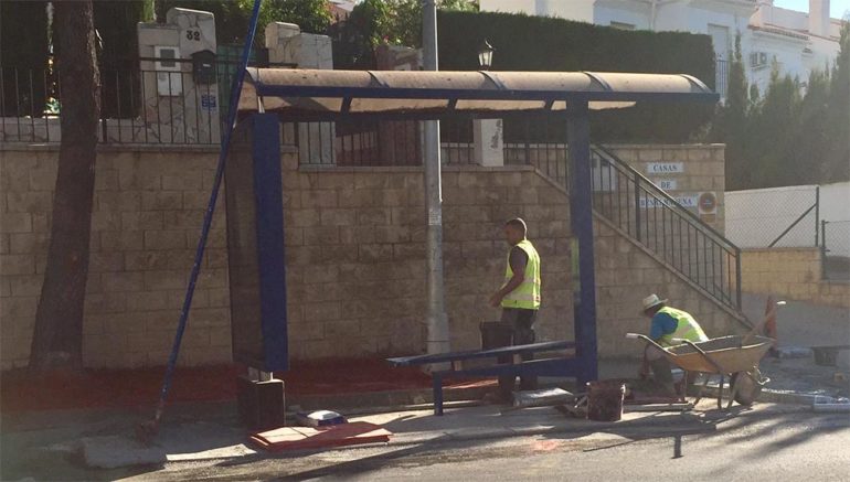 “Estamos reparando el acerado que, a consecuencia del crecimiento de
las raíces de los árboles allí ubicados, tiene el pavimento levantado, lo que provoca desniveles, y supone una molestia y hasta un riesgo para las personas que transitan por la avenida Tívoli”, ha explicado el concejal de Servicios Operativos, Salvador Rodríguez