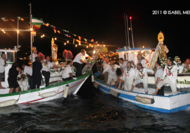 Emotivo encuentro entre la Virgen del Carmen de Benalmádena y la Carihuela