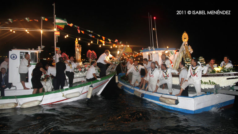 Emotivo encuentro entre la Virgen del Carmen de Benalmádena y la Carihuela