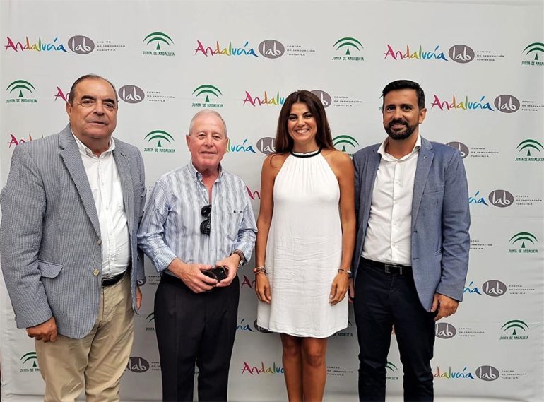 Manuel J. Jiménez, gerente del Puerto Deportivo, subrayó la importancia
de que Benalmádena esté presente en un foro que persigue “profundizar
en la creación de nexos de colaboración entre la administración pública y
la empresa privada en un sector que es clave para nuestra economía”