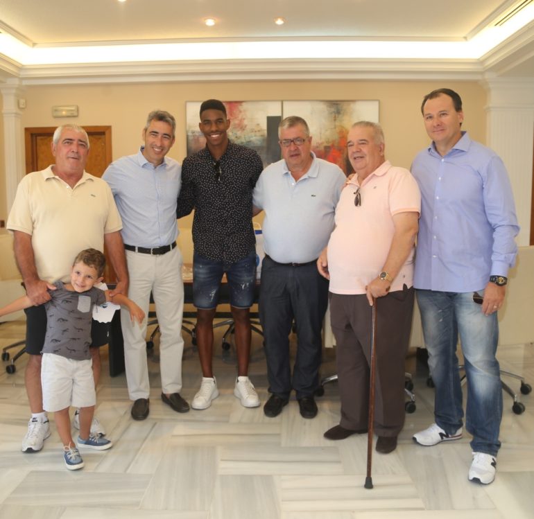 El alcalde Víctor Navas y el concejal Joaquín Villazón han recibido al Campeón de la Eurocopa Sub-21 con la Selección Española