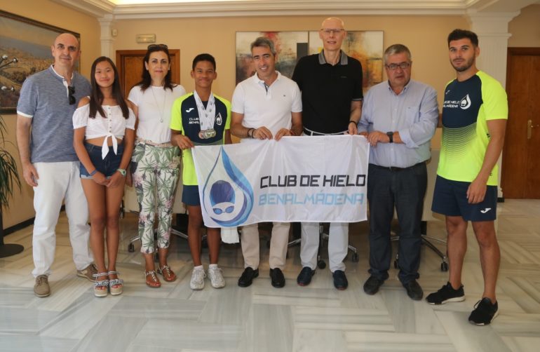 El joven deportista benalmadense logró, en categoría benjamín, la medalla de oro en 200 metros libres y 100 metros mariposa, la de plata en 100 metros libres y bronce en 8x50 estilos relevo provincial