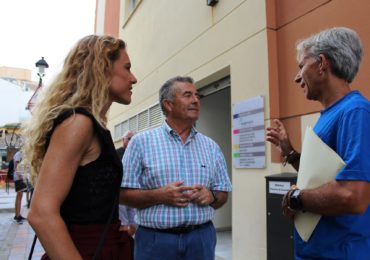 Cuevas atendiendo a vecinos en la puerta de la Tenencia de Alcaldía de Los Boliches