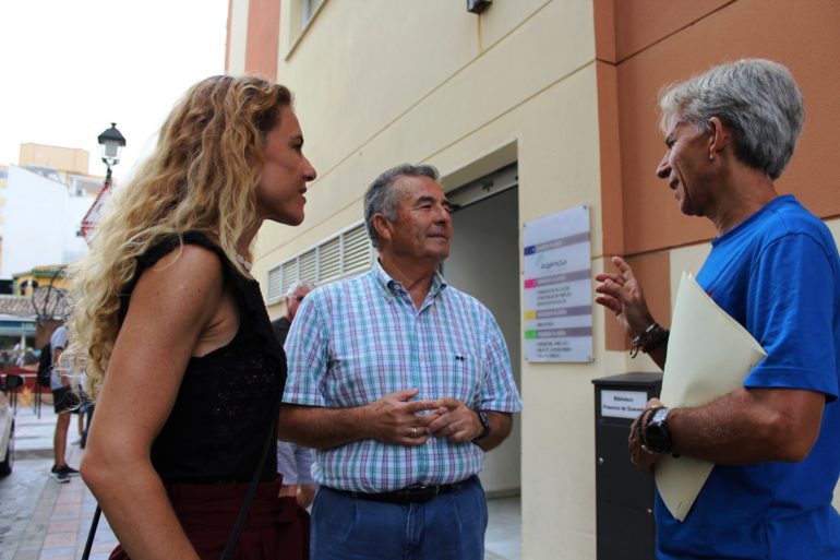 Cuevas atendiendo a vecinos en la puerta de la Tenencia de Alcaldía de Los Boliches