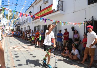 El alcalde de Benalmádena, Víctor Navas; y la concejala de Festejos, Pilar Ramírez, han participado esta mañana en diversas actividades del programa de Feria