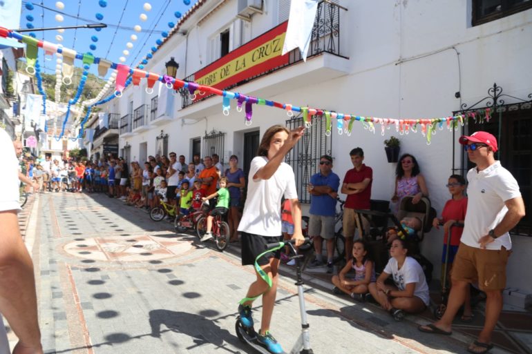 El alcalde de Benalmádena, Víctor Navas; y la concejala de Festejos, Pilar Ramírez, han participado esta mañana en diversas actividades del programa de Feria