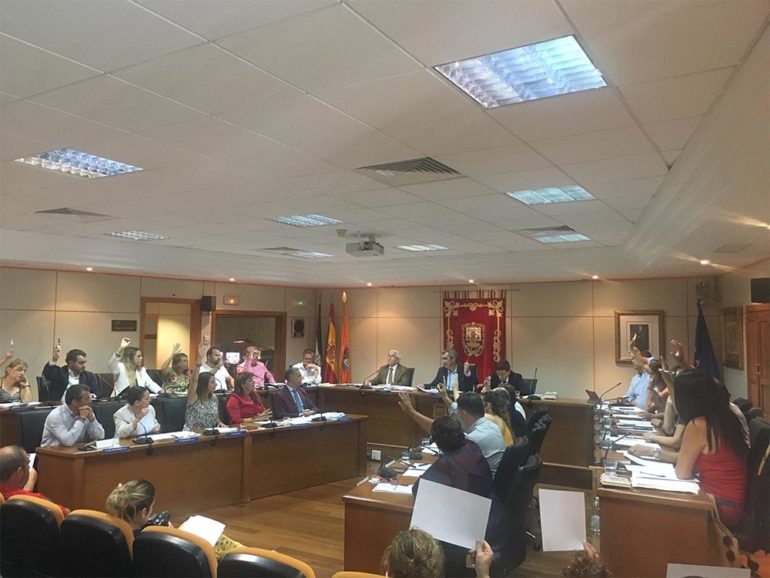 “Benalmádena es una ciudad abierta, ejemplo de convivencia, tolerancia y concordia entre más de 120 nacionalidades y distintas confesiones religiosas que cohabitamos en paz y armonía”, ha valorado el portavoz del grupo socialista, Manuel Arroyo.