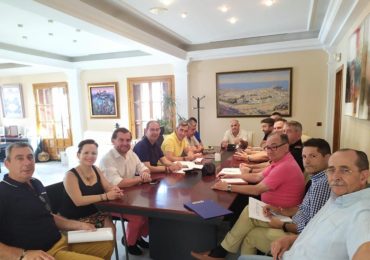 “Durante el pleno del mes de junio se aprobó por unanimidad que todas las fuerzas políticas de Benalmádena participaran en la mesa de trabajo de limpieza, que ya existía en la anterior legislatura con una periodicidad mensual”, ha explicado Víctor Navas