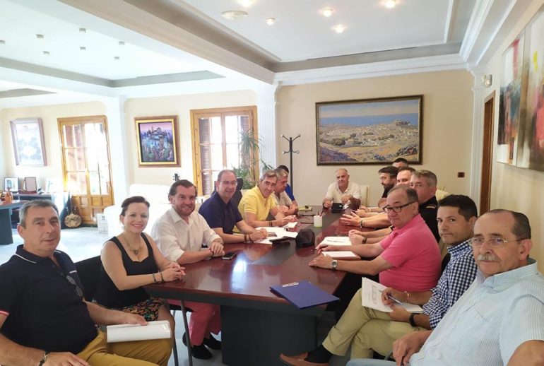 “Durante el pleno del mes de junio se aprobó por unanimidad que todas las fuerzas políticas de Benalmádena participaran en la mesa de trabajo de limpieza, que ya existía en la anterior legislatura con una periodicidad mensual”, ha explicado Víctor Navas