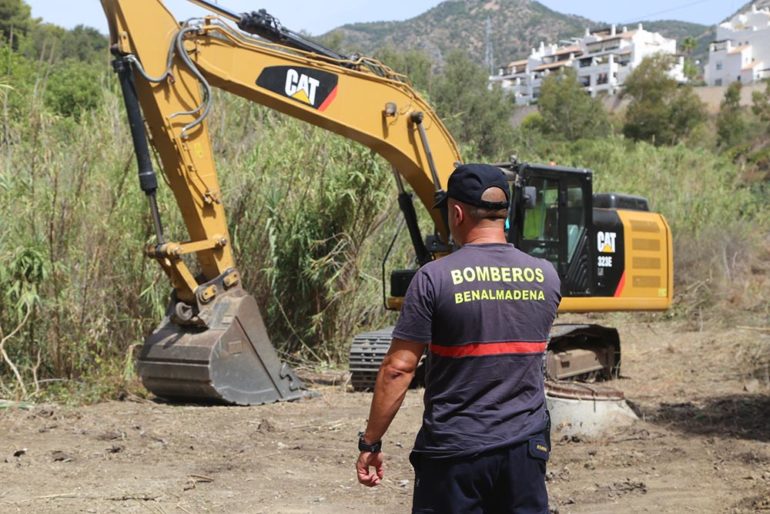 “Los trabajos están siendo realizados por una empresa que ha contratado por emergencia el Ayuntamiento, que ha destinado a las labores a una decena de trabajadores y tres máquinas”, ha detallado el concejal de Seguridad, Javier Marín.