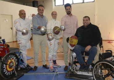El alcalde de Torremolinos felicita al campeón paralímpico de esgrima Carlos Soler