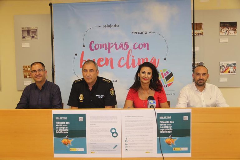 Con el lema ‘Piénselo dos veces antes de comprar un producto falsificado’, los folletos han sido editados en seis idiomas (español, inglés, francés, alemán, italiano y chino), e incluyen información sobre las consecuencias de comprar este tipo de productos, tanto para el consumidor como para las mafias que están detrás de esta mercancía