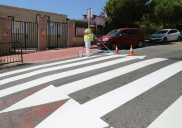 En total se abordará la mejora y repintado de en torno a 80 pasos de peatones próximos a los colegios, guarderías e institutos de la localidad