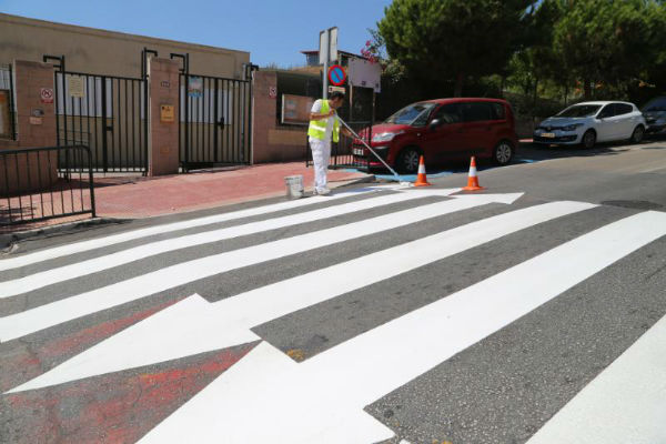 En total se abordará la mejora y repintado de en torno a 80 pasos de peatones próximos a los colegios, guarderías e institutos de la localidad
