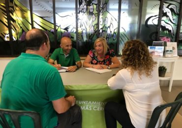 María Hernández y Antonio Carrasco atienden a los vecinos de Torreblanca