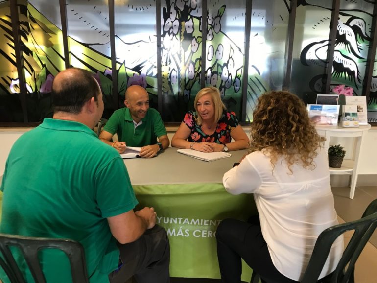 María Hernández y Antonio Carrasco atienden a los vecinos de Torreblanca