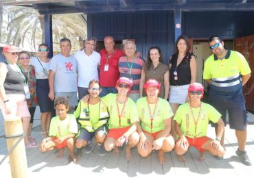 El alcalde de Benalmádena, Víctor Navas; y la concejala de Playas, Encarnación Cortés, han asistido esta mañana a la última jornada de baño adaptado de la temporada, junto al promotor de la iniciativa y presidente de la Asociación de Voluntarios de Benalmádena, Paco Portillo
